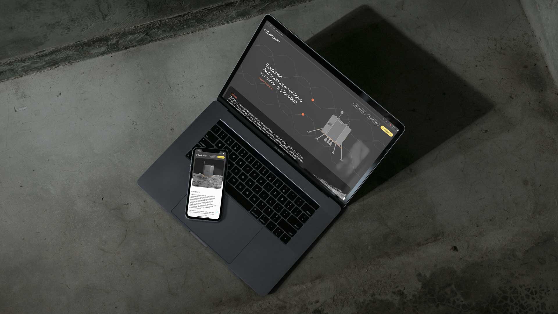 Il sito web di Evolunar, visualizzato su un computer ed un telefono