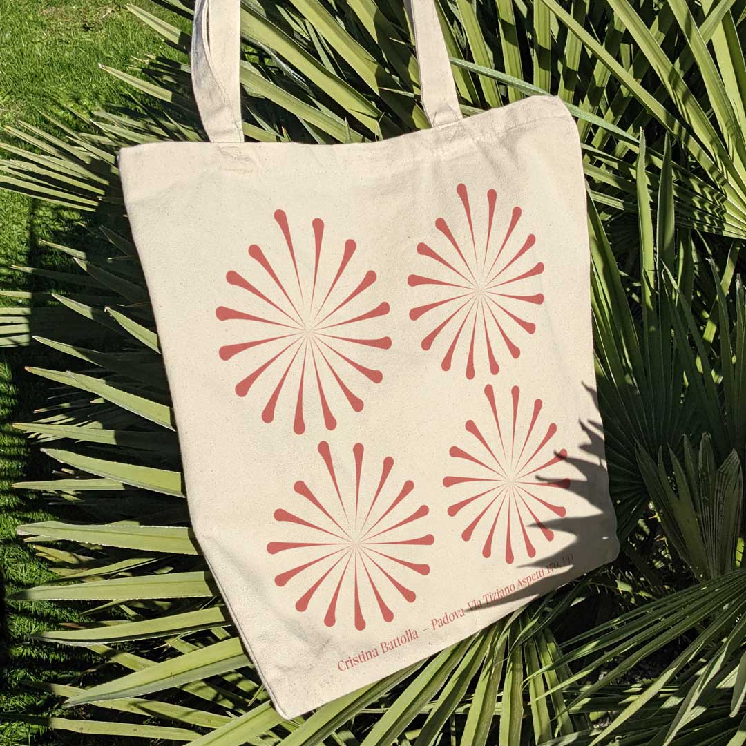 Una shopper con i loghi di Cristina Battolla