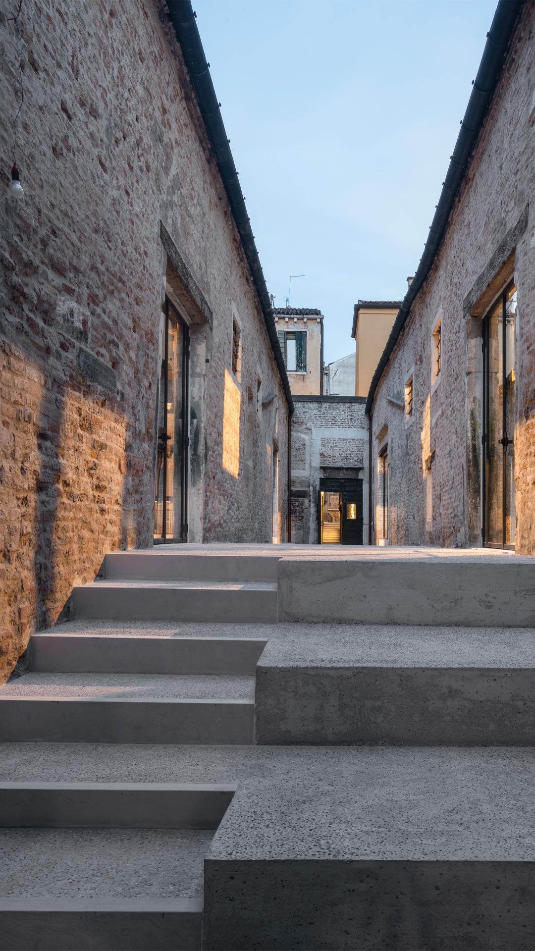 La foto del corridoio centrale dello spazio espositivo Salone Verde a Venezia