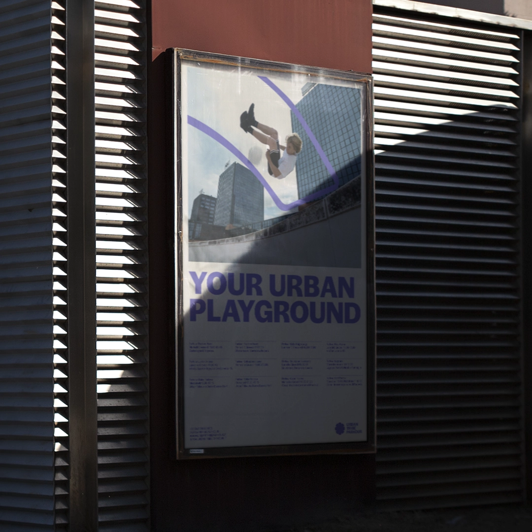 Un poster con un'acrobazia di urban tribe parkour, all'aperto