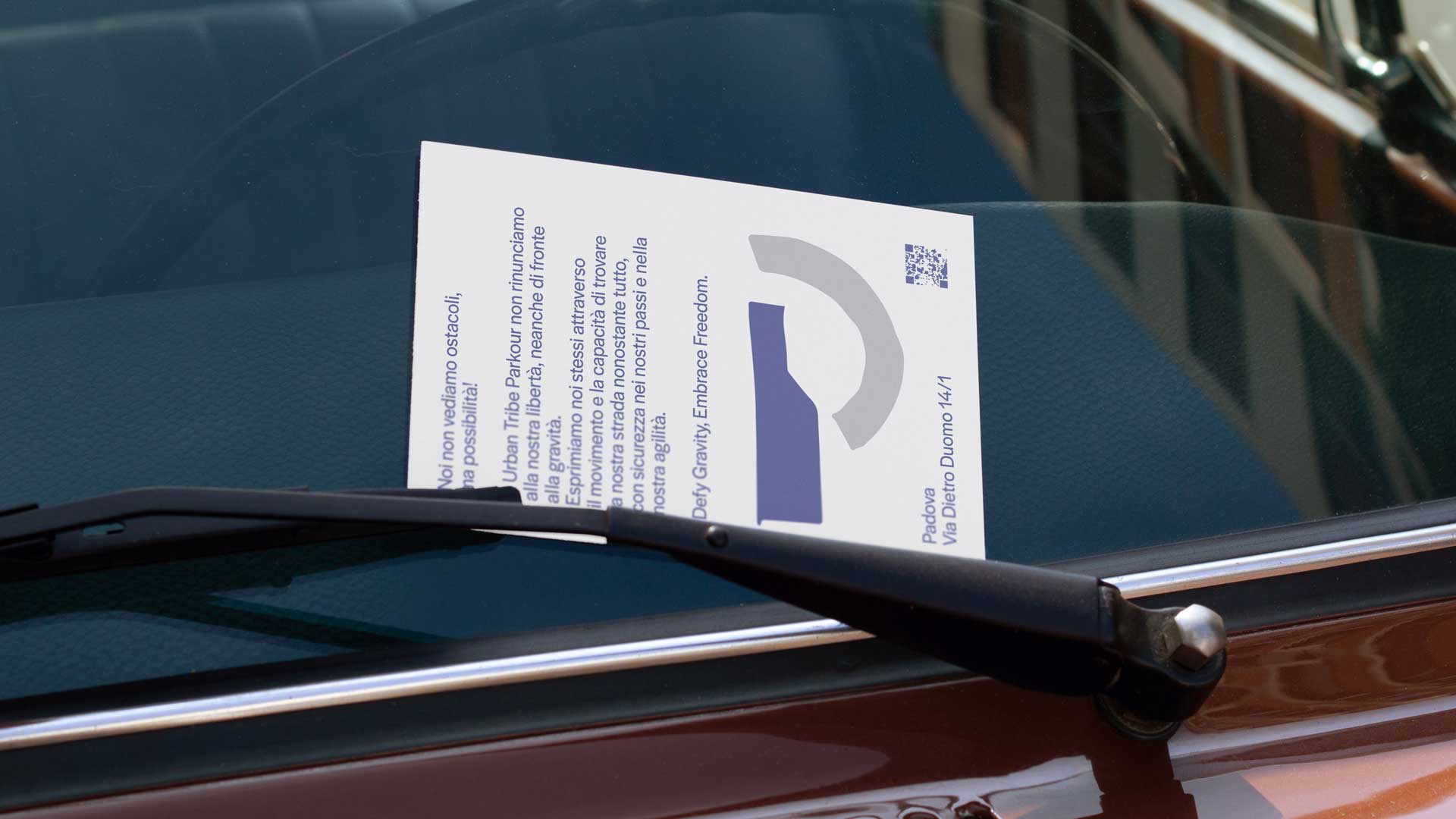 Il retro di una card promozionale di urban tribe parkour