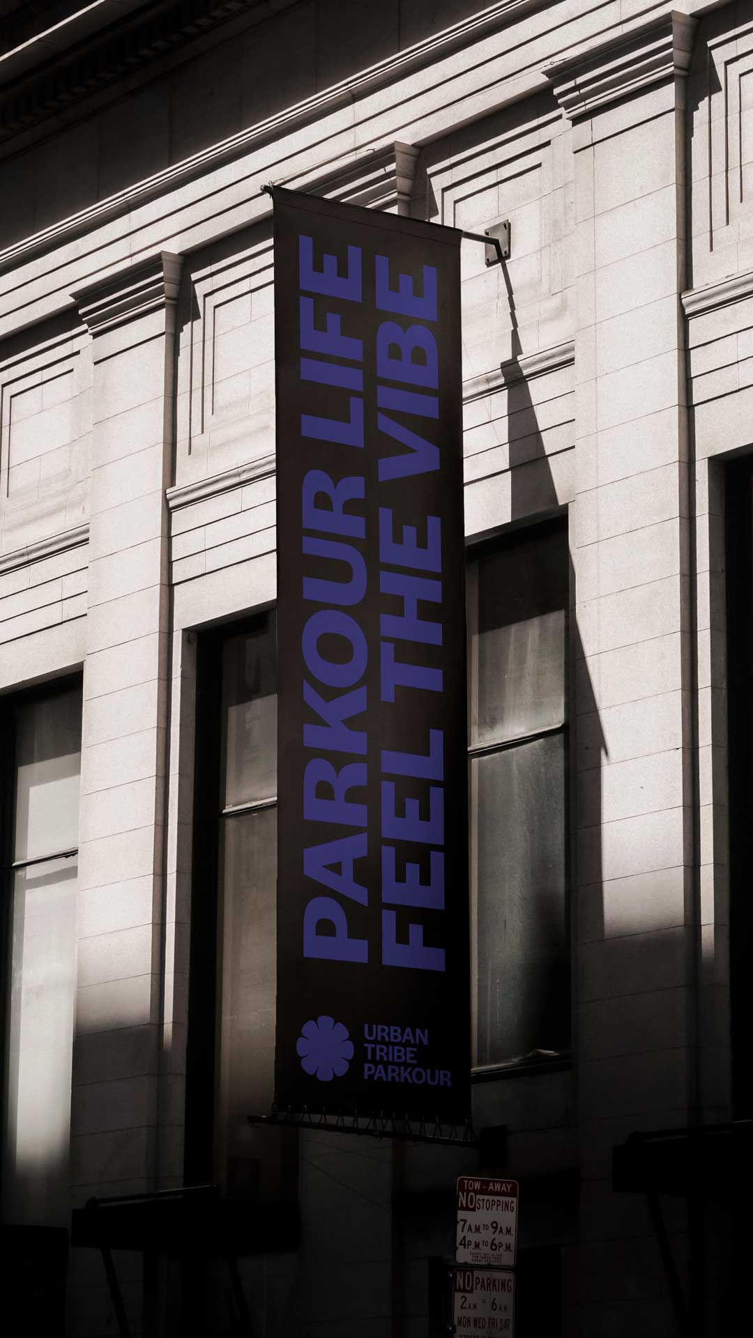 Un banner verticale con lo slogan di urban tribe parkour 