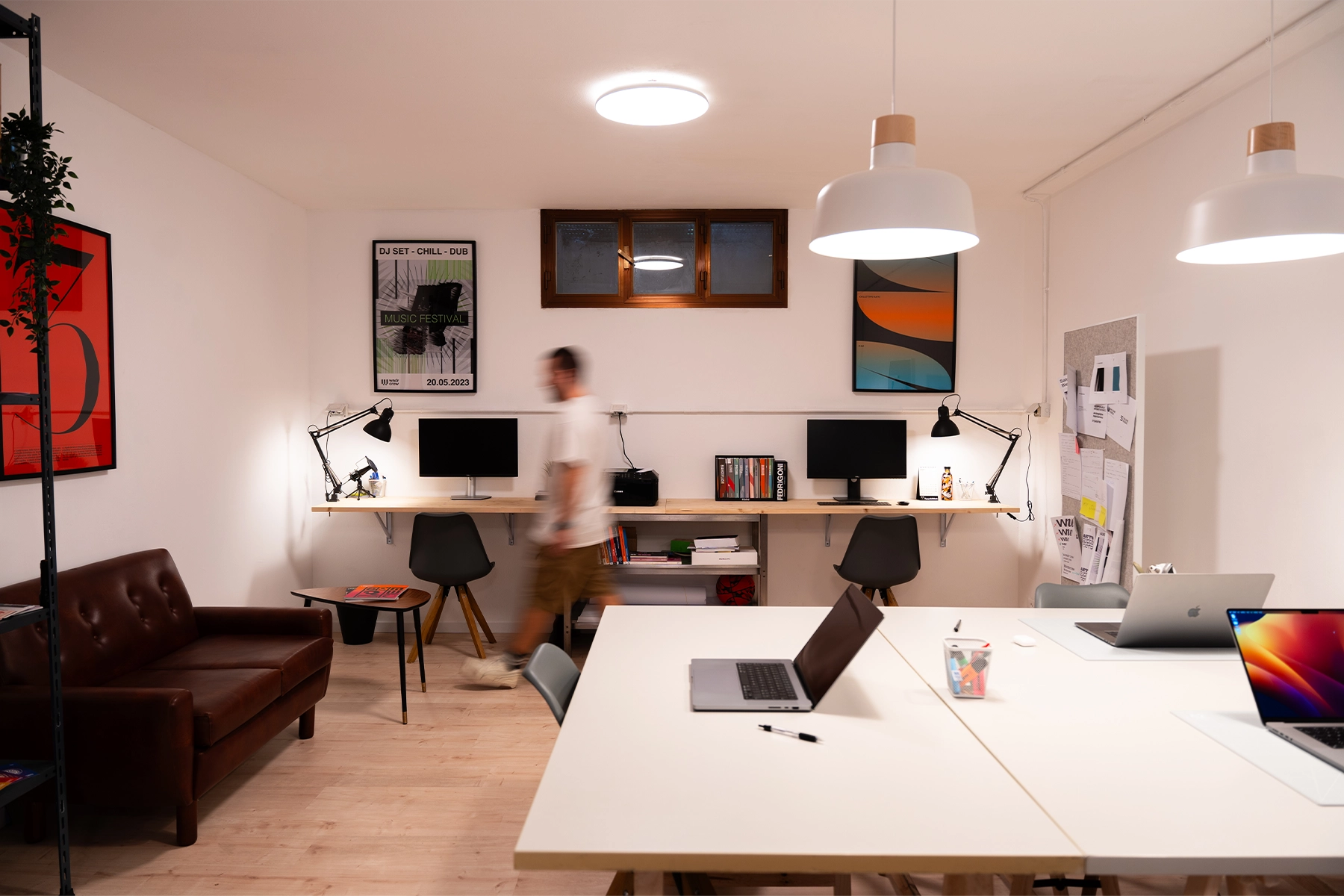 L'interno di una delle sedi del collettivo akto, Daniele cammina