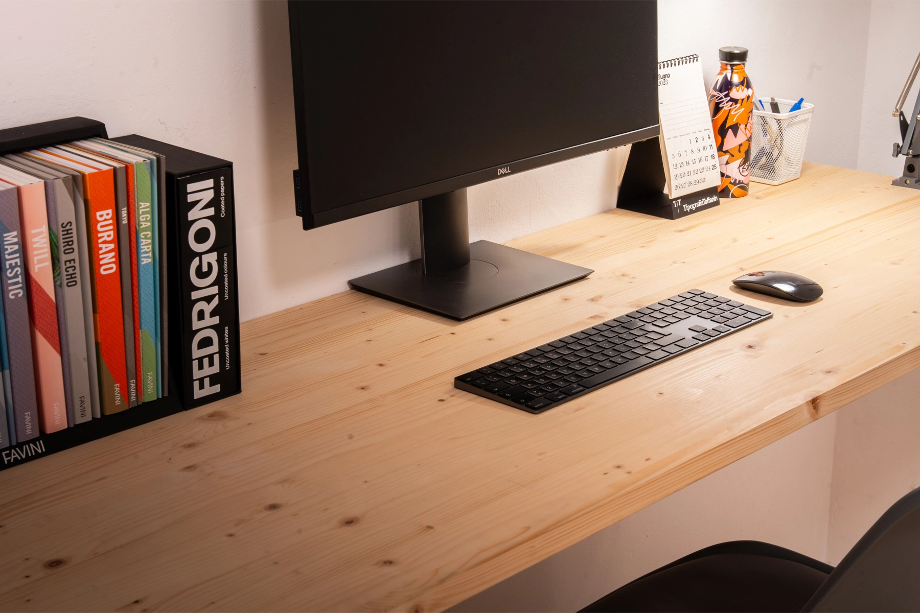 L'interno di una delle sedi del collettivo akto, un monitor e una tastiera