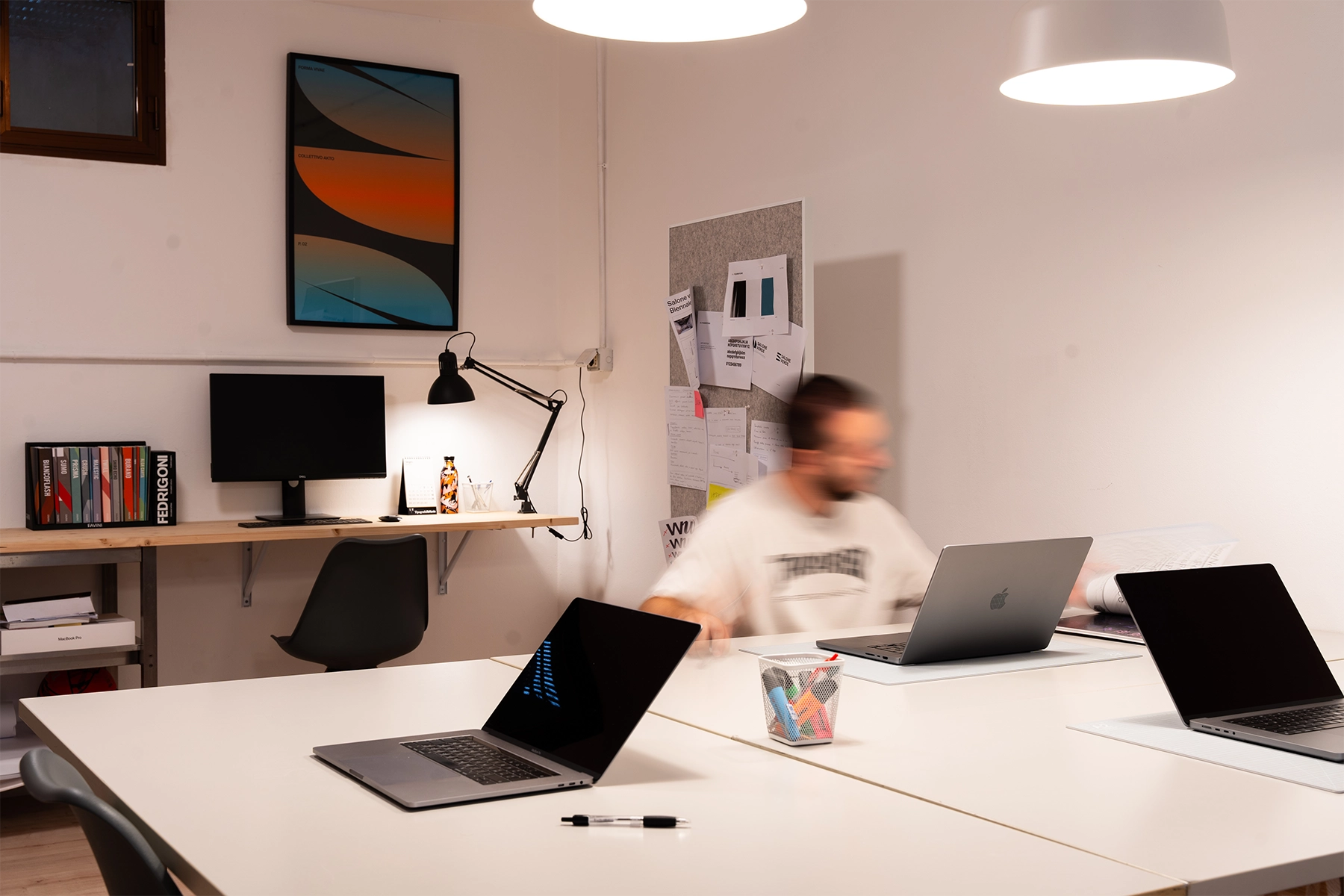 L'interno di una delle sedi del collettivo akto, Daniele al computer