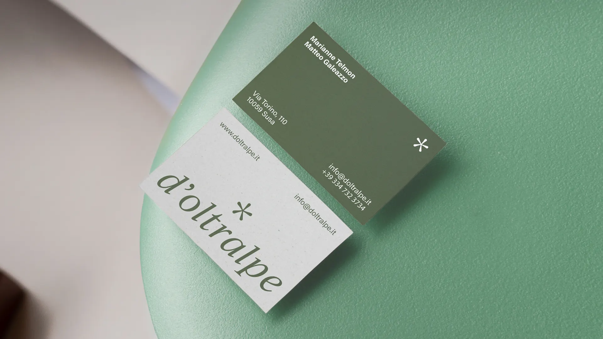 Il fronte e retro dei biglietti da visita di d'Oltralpe