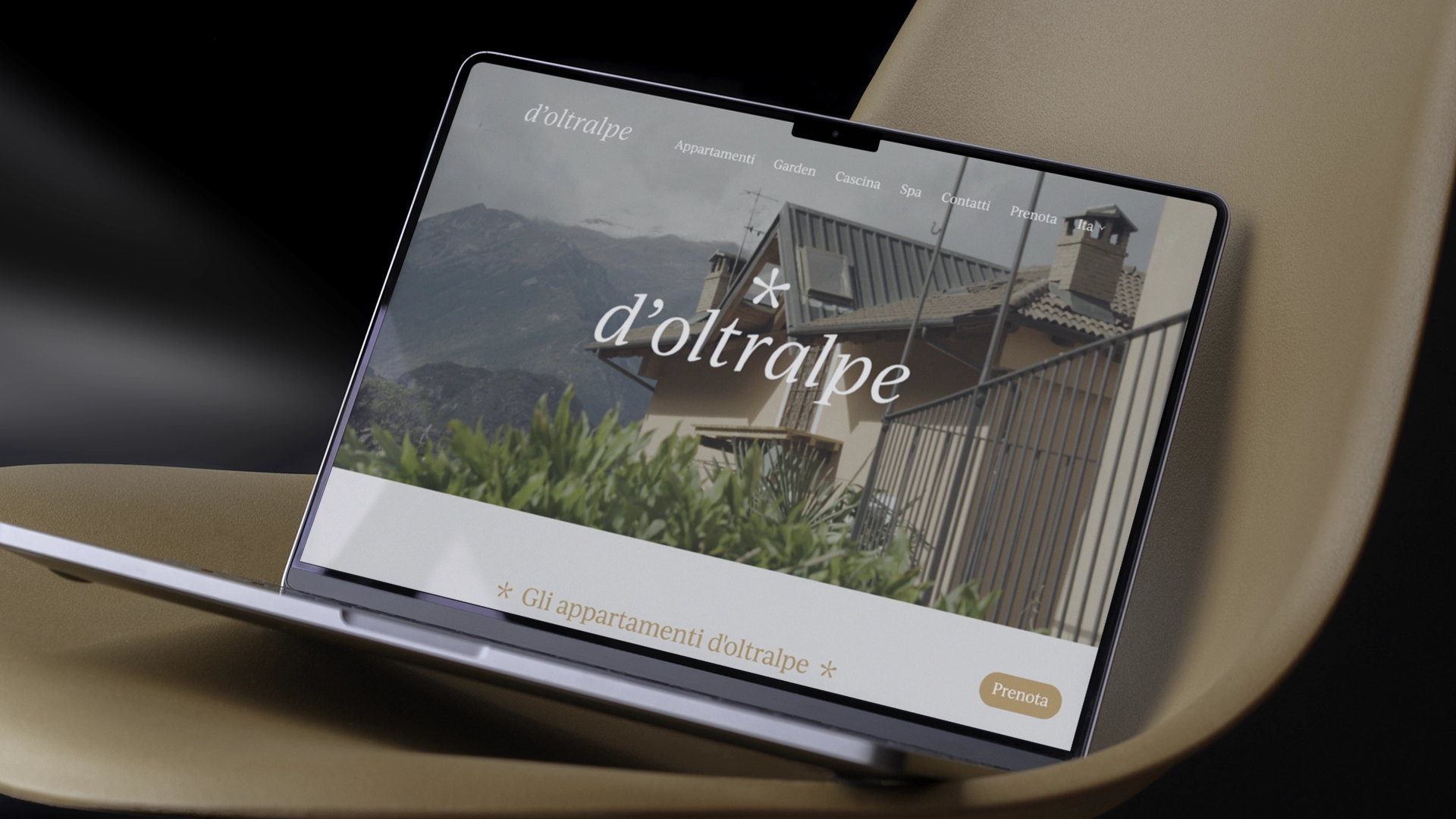 Un computer connesso all'homepage del sito web d'oltralpe