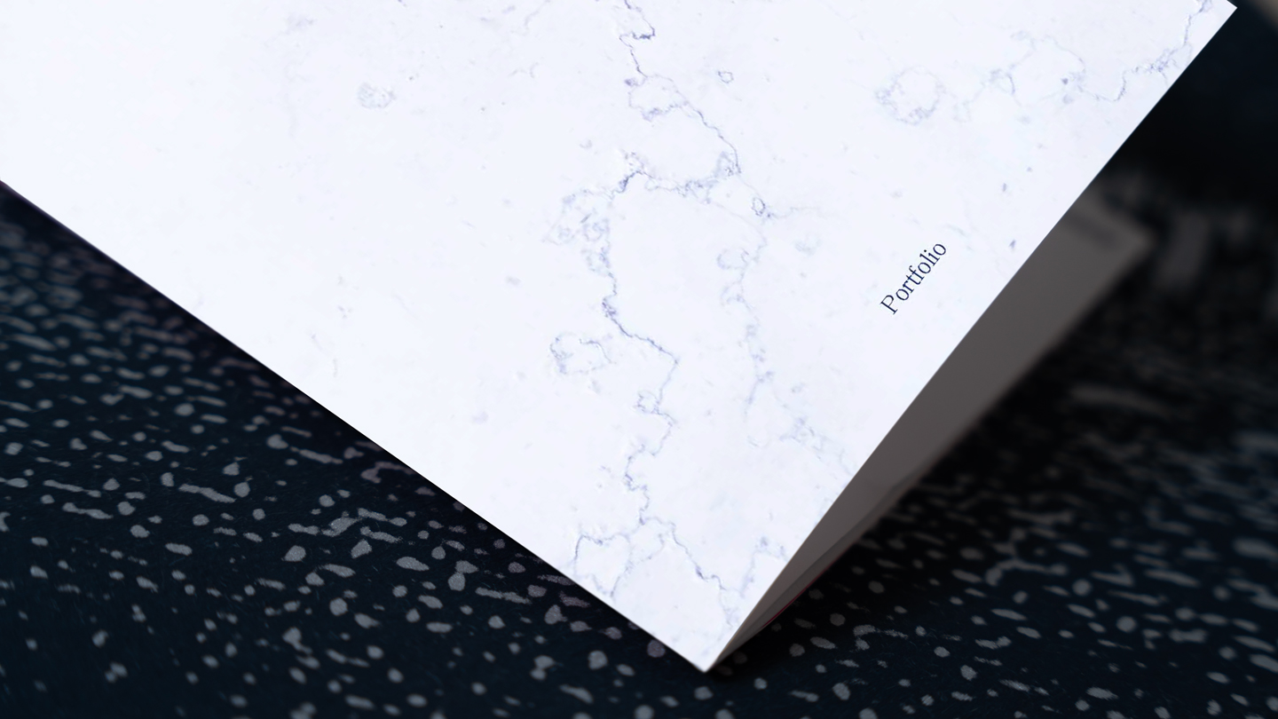 Il dettaglio della copertina del portfolio di Gabriele Schiavo, che raffigura la texture del marmo