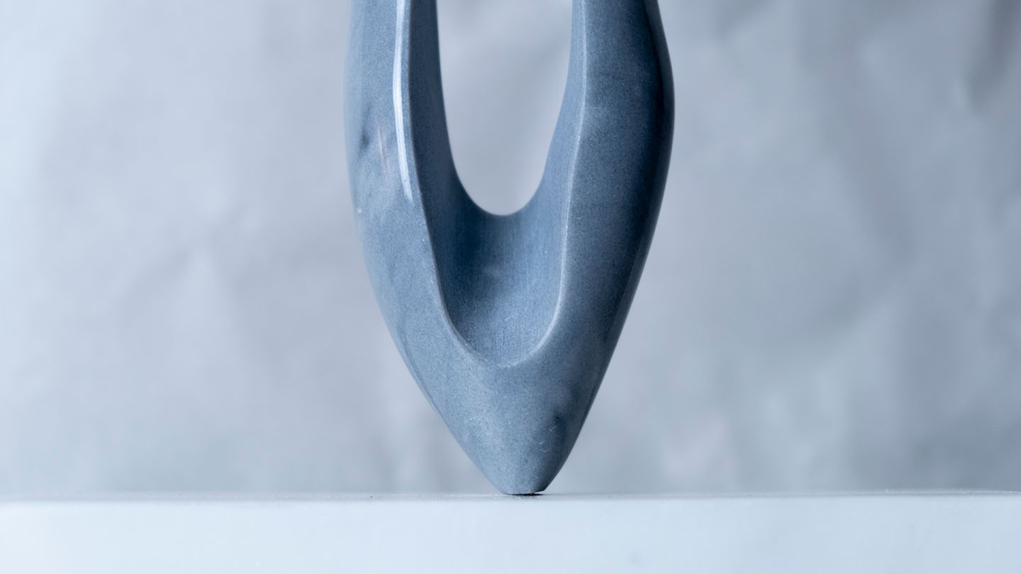 Il dettaglio di una scultura in marmo di Gabriele Schiavo, dalla forma allungata