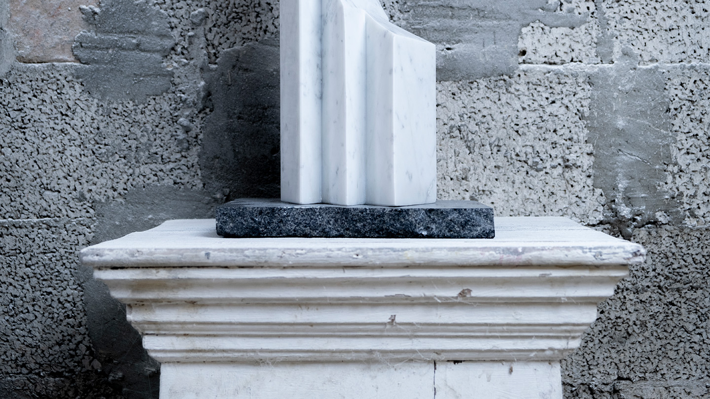 Il dettaglio della base di una scultura in marmo di Gabriele Schiavo