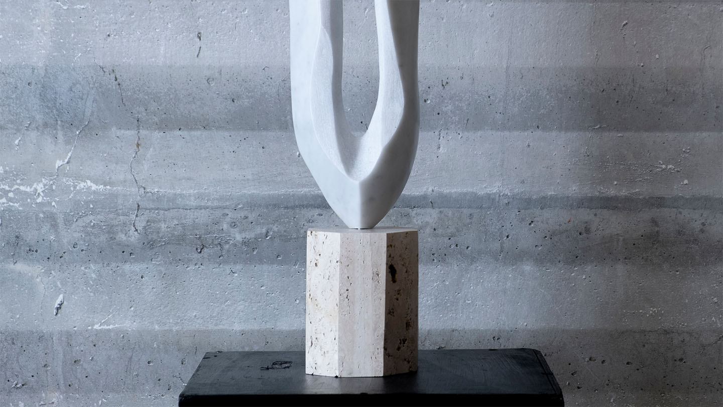 Il dettaglio della base di una scultura in marmo di Gabriele Schiavo