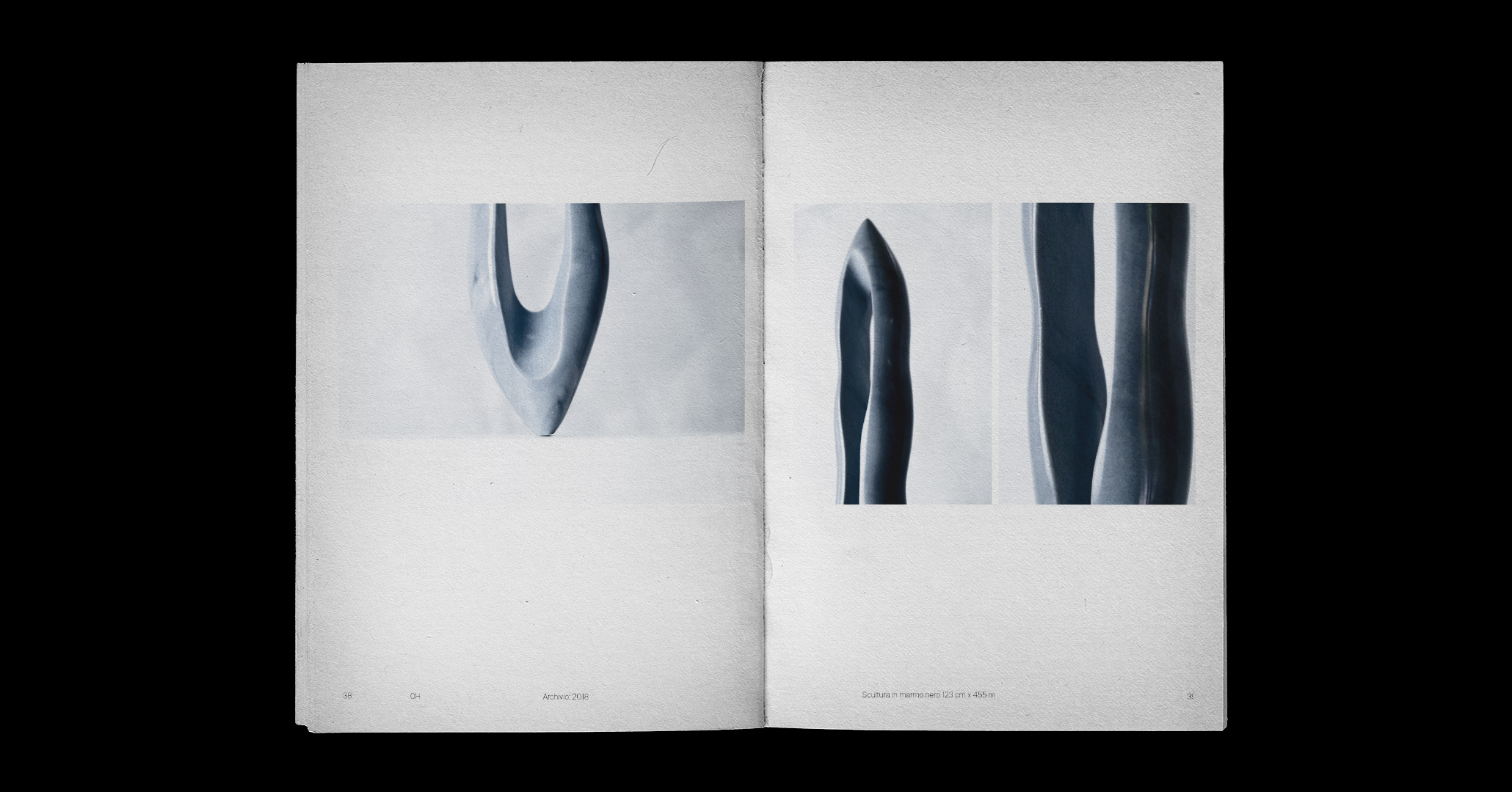 Una doppia pagina del portfolio di Gabriele Schiavo, con due fotografie di sculture in marmo, dalla forma affusolata