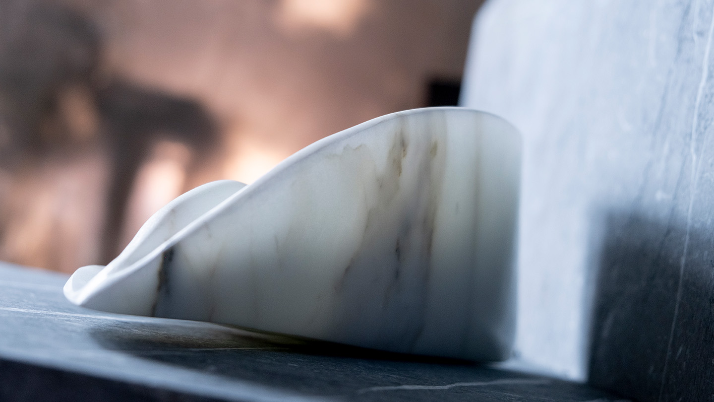 Il dettaglio di una scultura in marmo a forma di conchiglia di Gabriele Schiavo Battolla