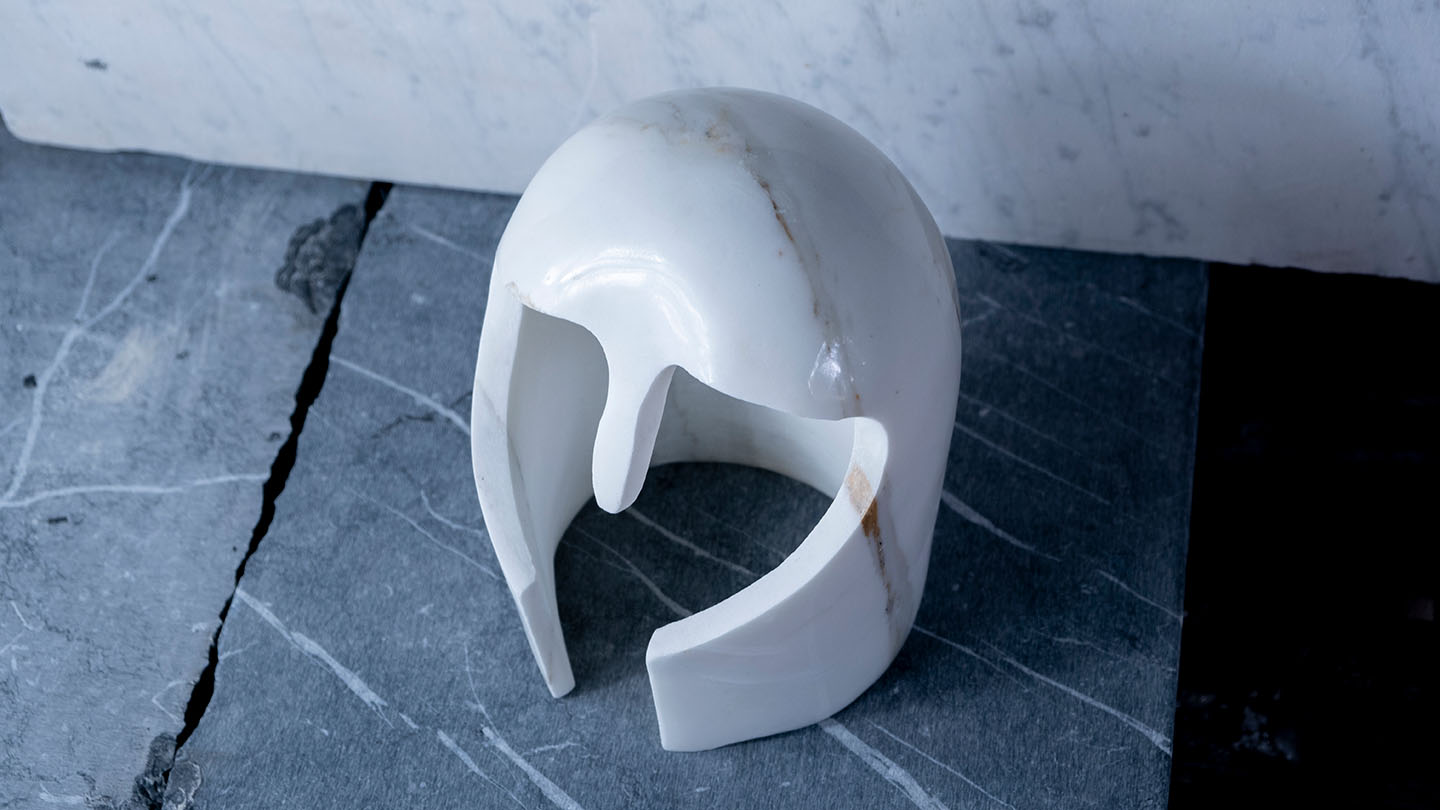Una scultura in marmo raffigurante un casco, di Gabriele Schiavo Battolla