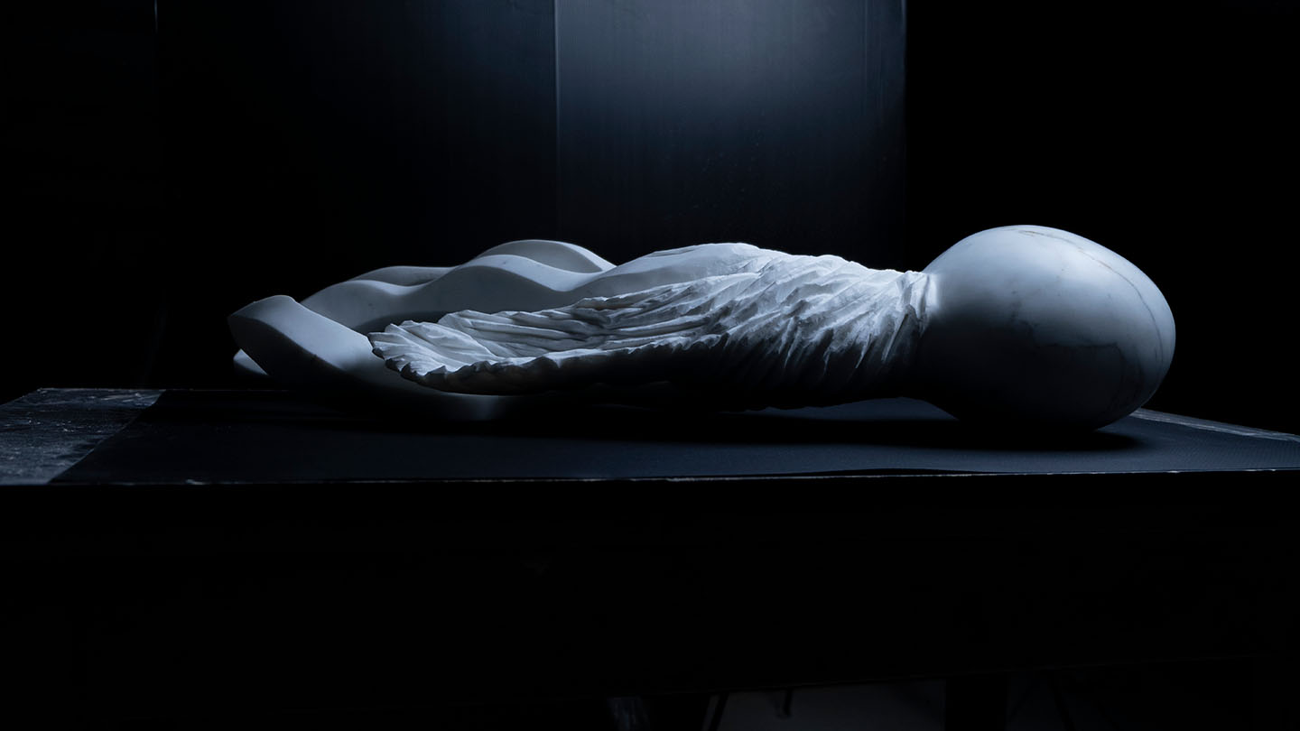 Una scultura in marmo astratta di Gabriele Schiavo Battolla